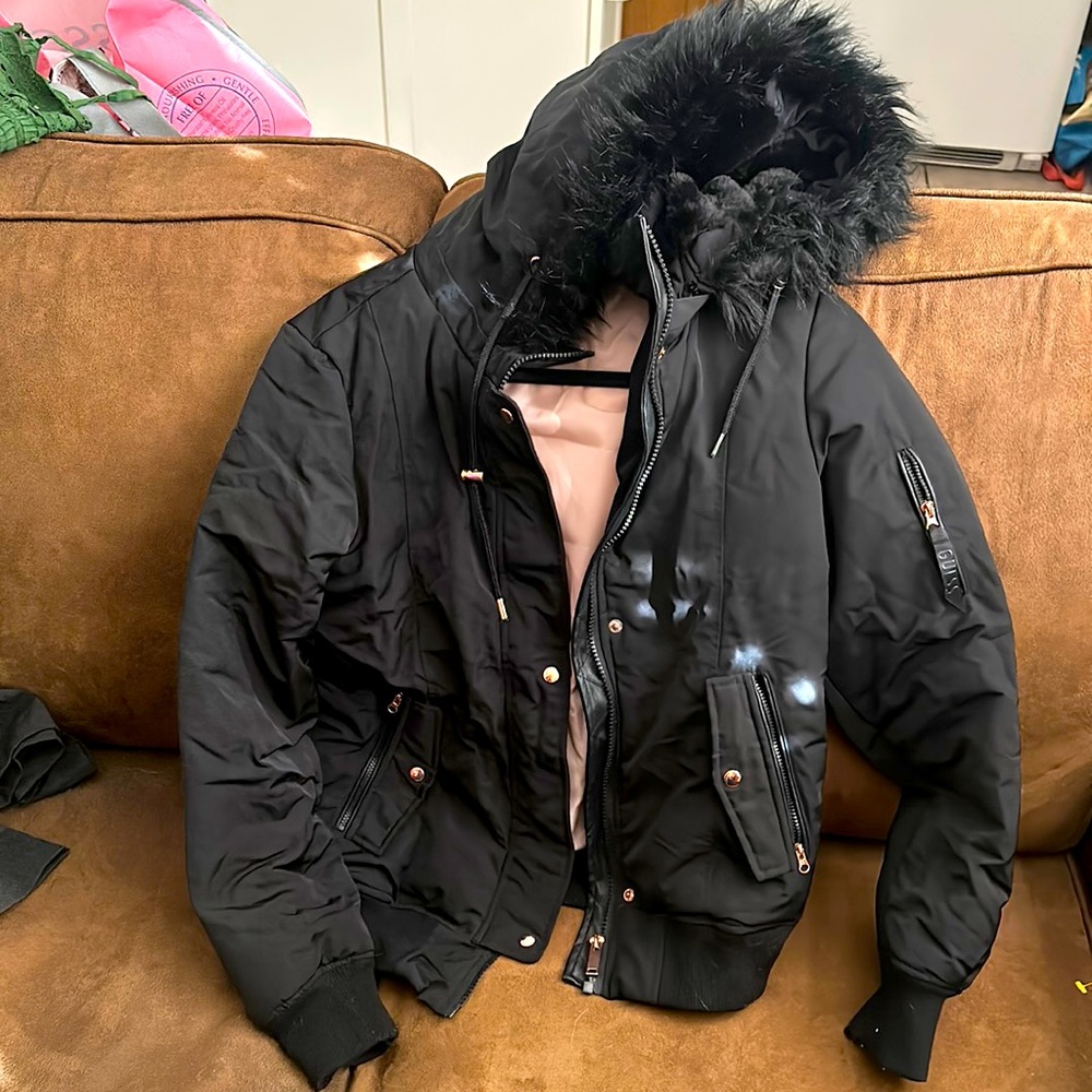 GUESS super cute puffer jacket
